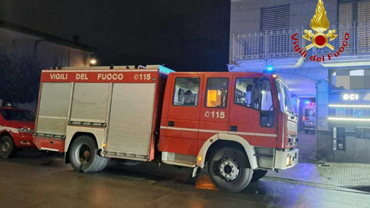 Palazzina in fiamme a Pomigliano, 16 famiglie evacuate e 10 persone intossicate - 