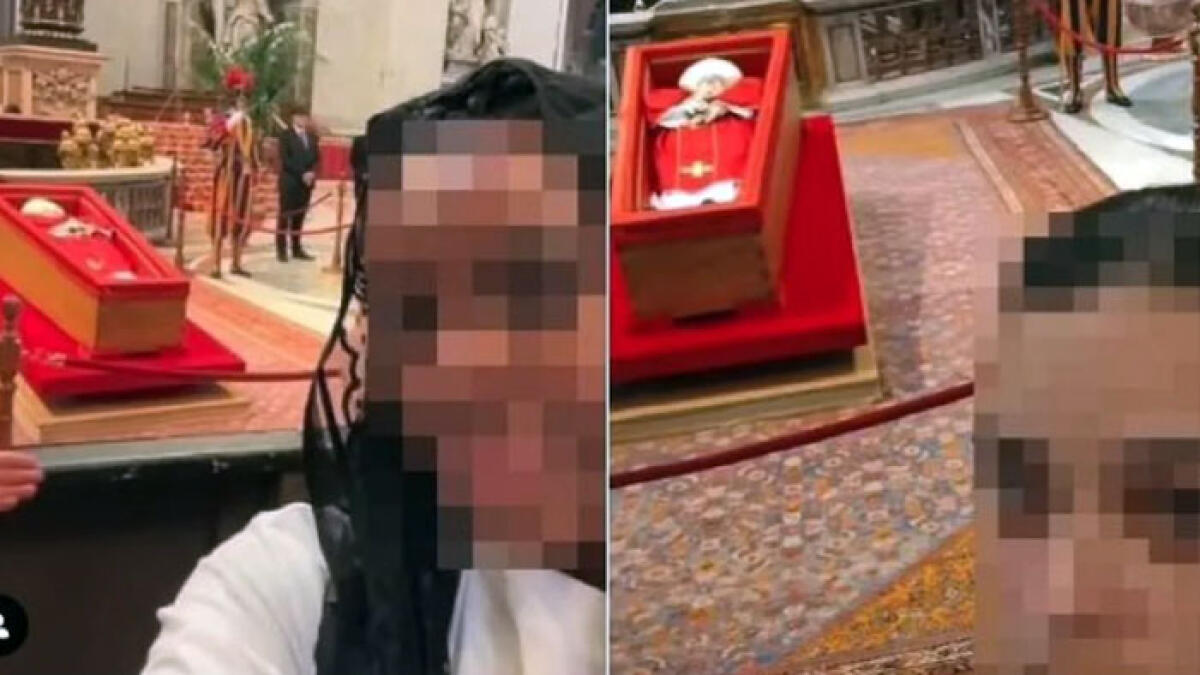 I terribili selfie davanti alla bara di Papa Francesco - 