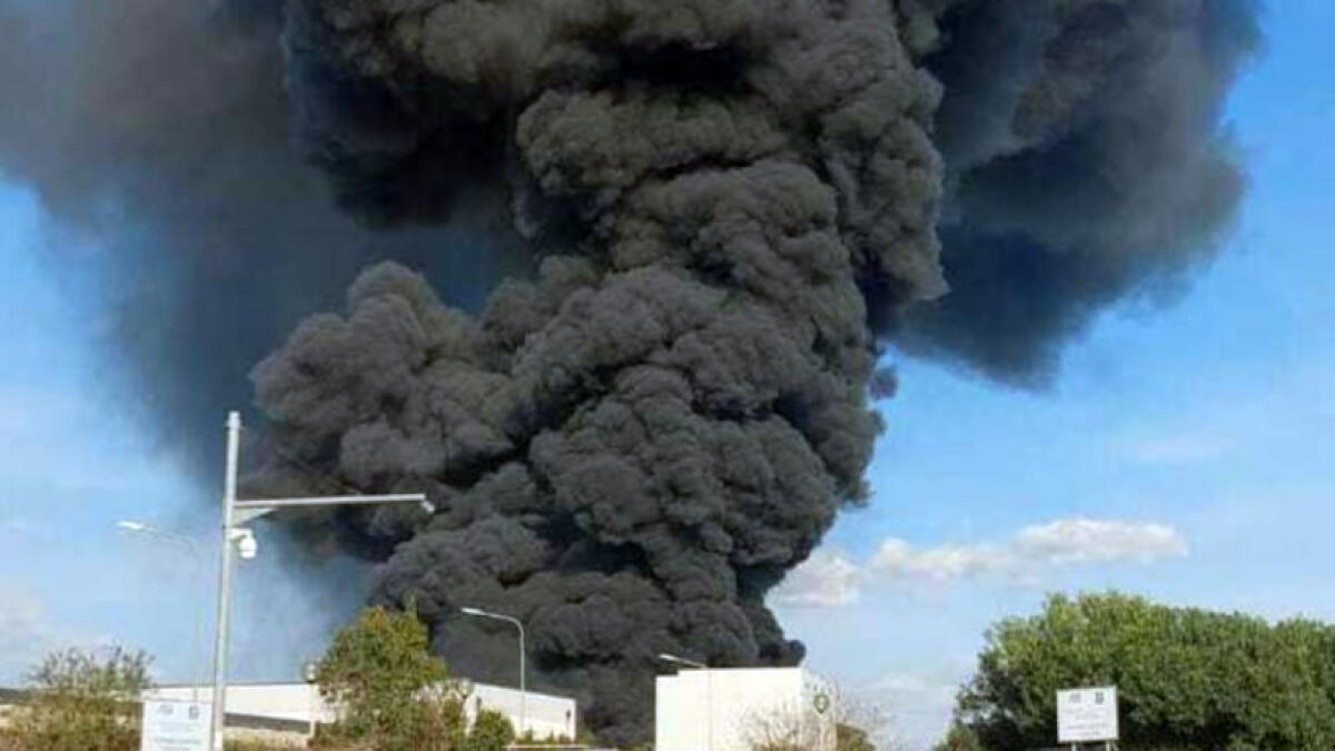 Brucia azienda di prodotti chimici, l'incendio è spaventoso - 