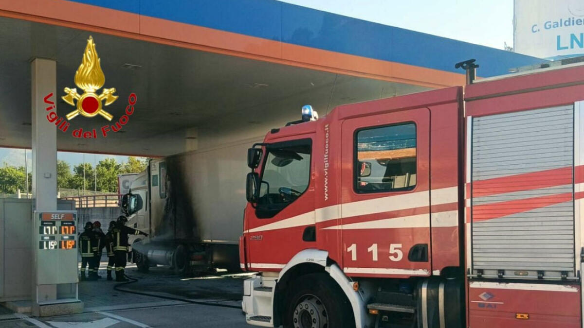 Fa rifornimento, brucia il serbatoio del tir - 