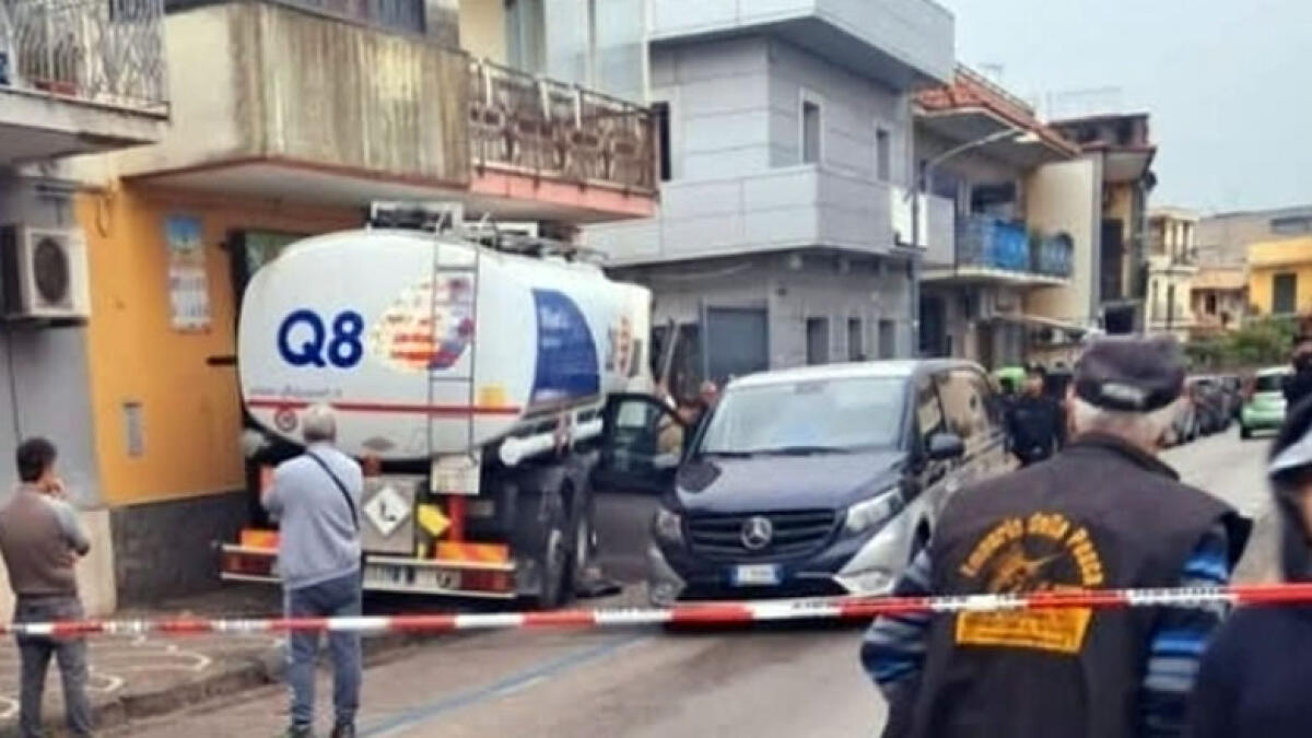 Camionista muore al volante, autocisterna finisce sul marciapiede - 