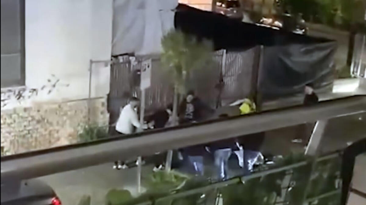 Riempito di botte dal branco, il video finisce online - 