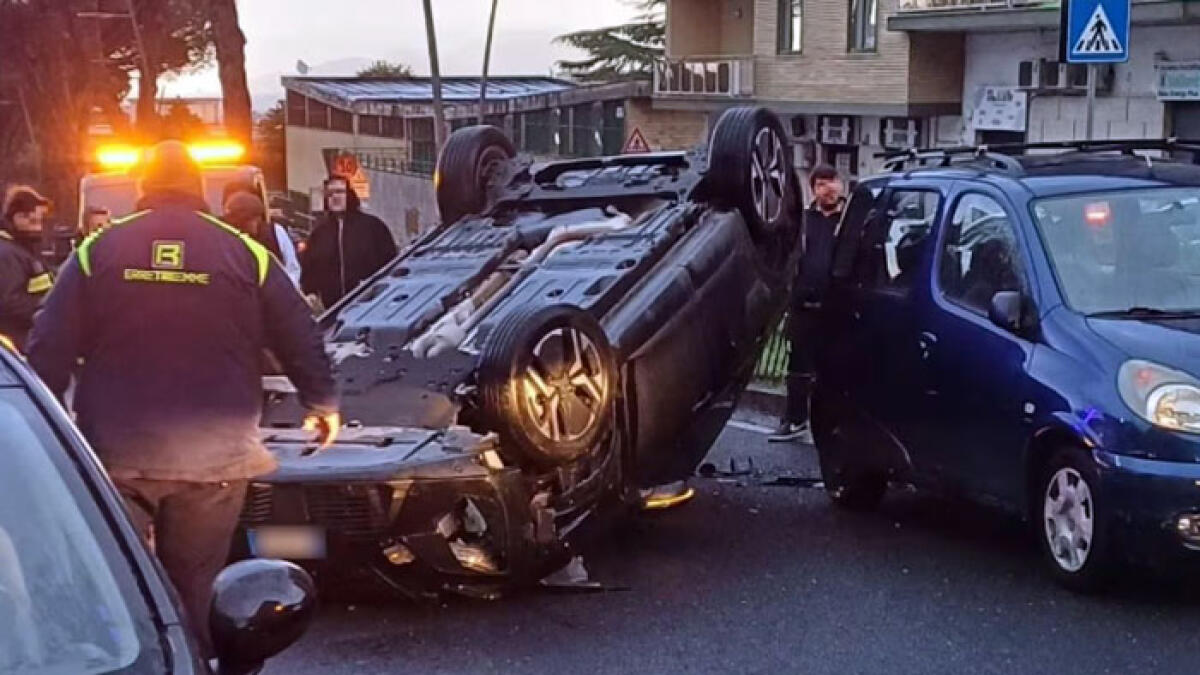 Altra auto ribaltata, conducente in ospedale - 