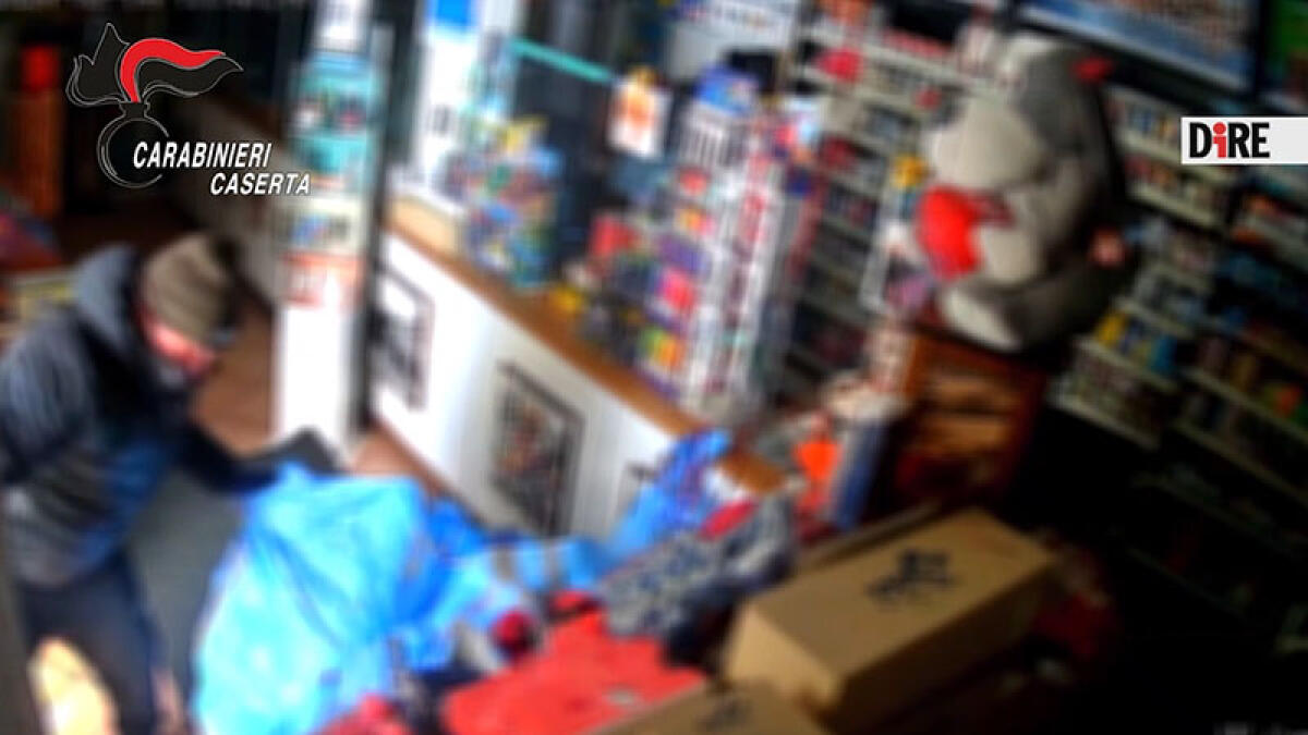Tabaccherie rapinate, i video degli assalti - 