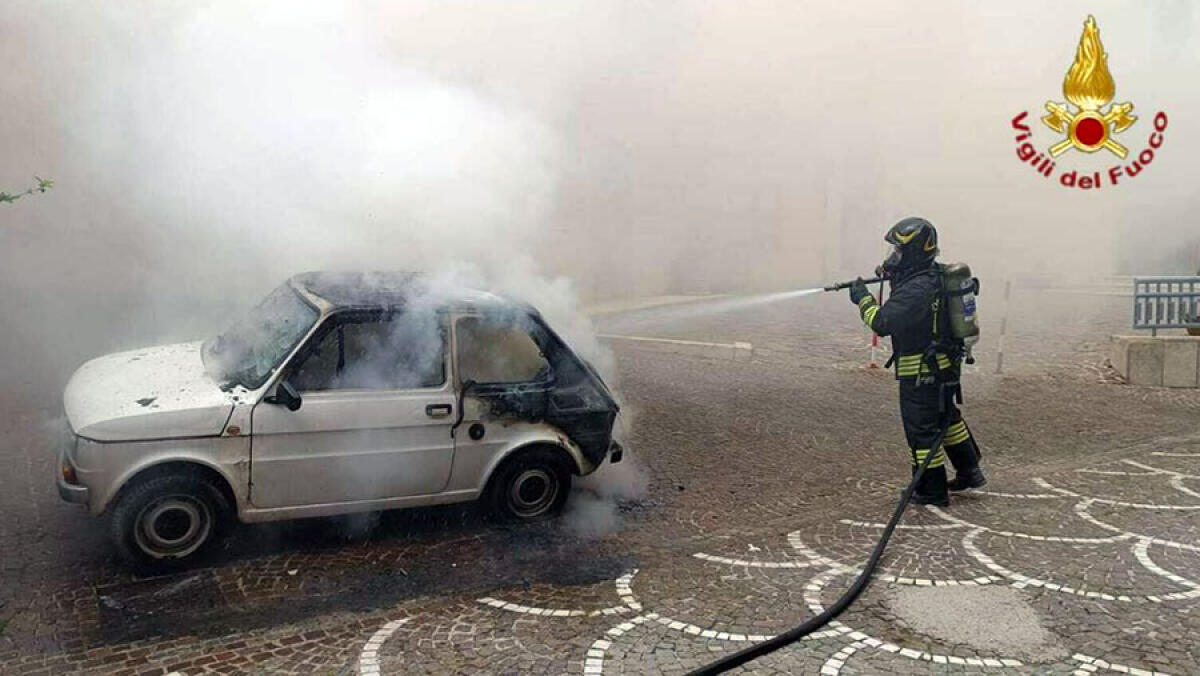 Auto in fiamme in pieno centro - 