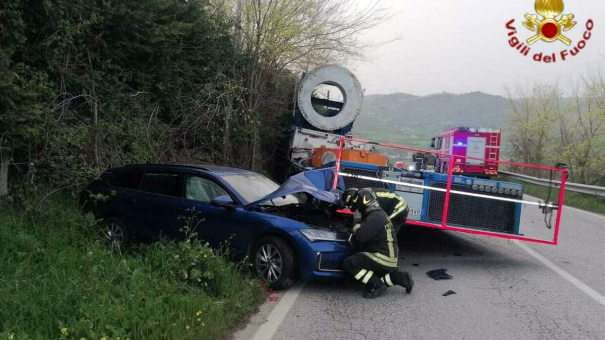 Tre veicoli si schiantano sulla Statale, ci sono feriti - 