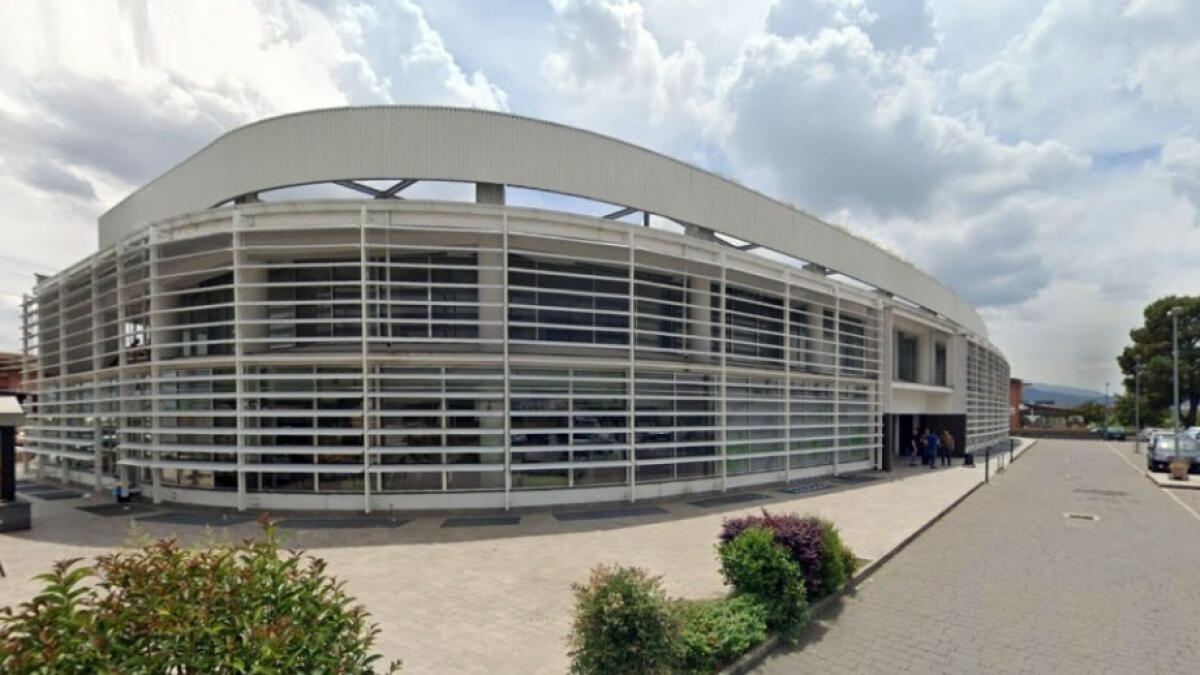 Spari nel parcheggio del centro commerciale, due feriti - 