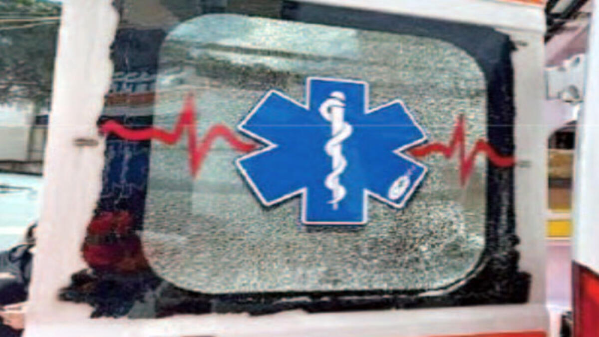 Auto pirata finisce contro l'ambulanza che sta caricando il paziente - 