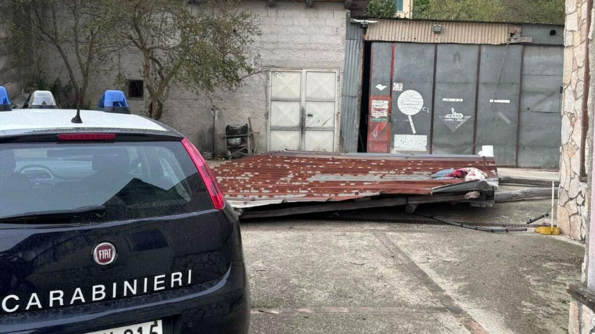 Colpito da lamiera staccata dal vento, è grave in ospedale - 