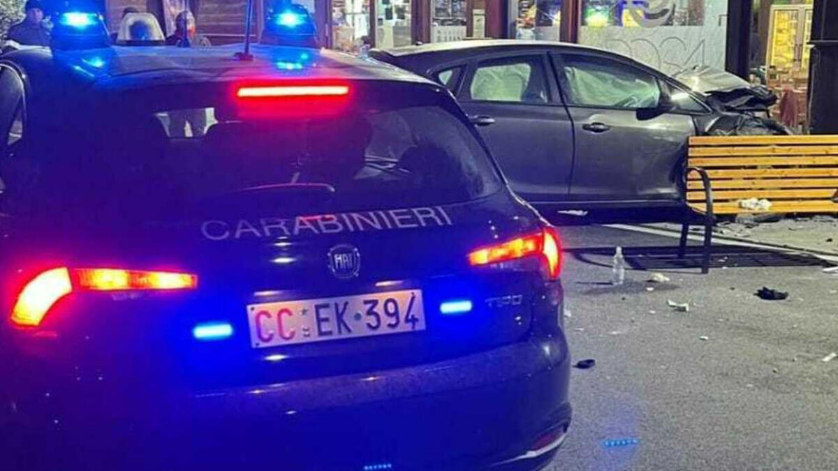 Auto si scontrano e finiscono in un bar - 
