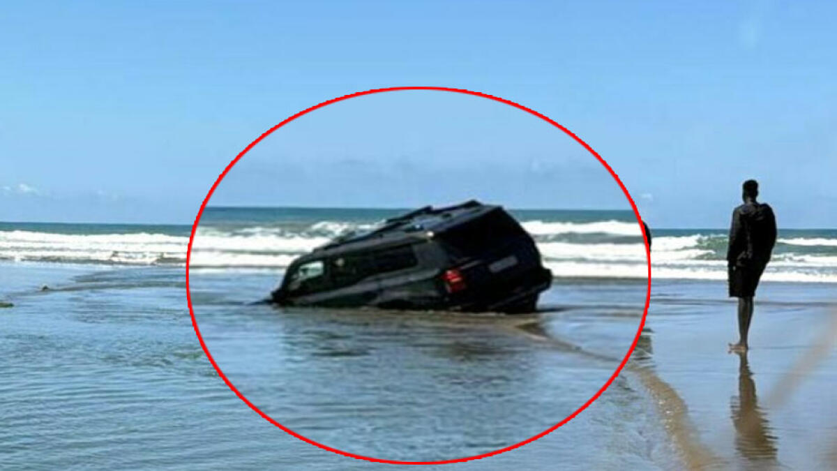 Attraversa il fiume con il fuoristrada, ma resta bloccato - 