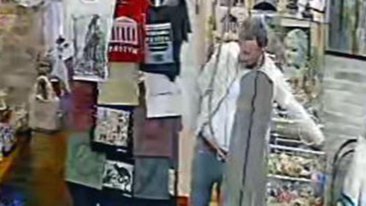 Ruba nel negozio, pubblicato il video - 