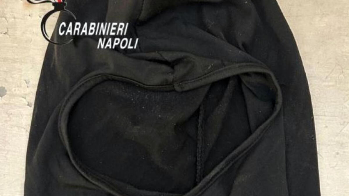 Evade dai domiciliari e si mette in fila col passamontagna per salire sul traghetto - 