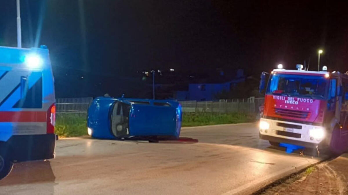 Auto ribaltata e conducente intrappolato - 