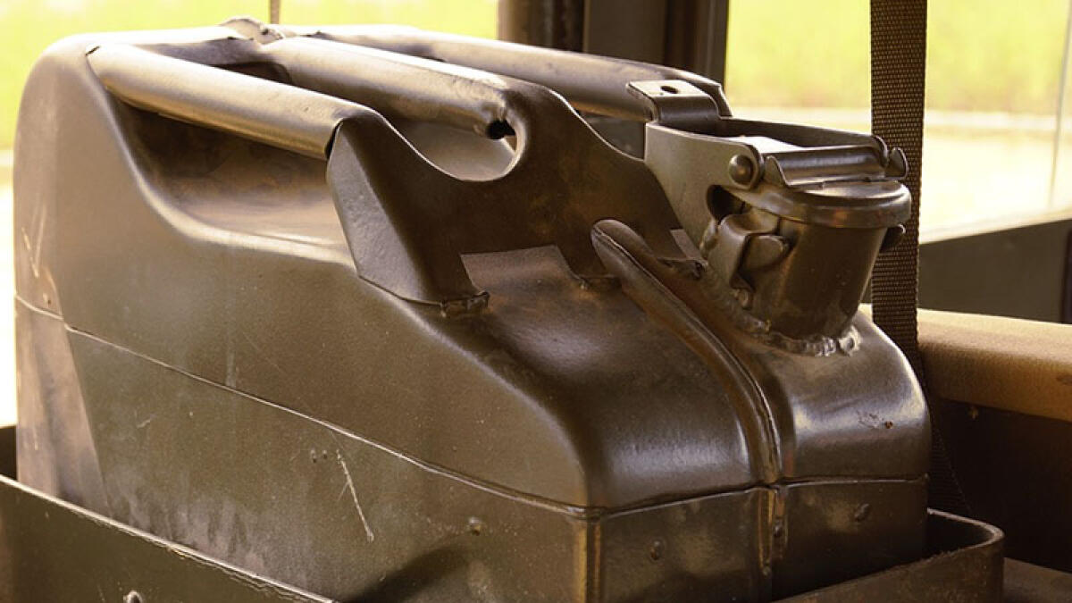 Picchia la madre, poi sparge benzina in tutta la casa - 