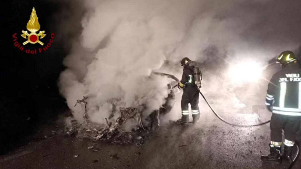 Auto a fuoco sulla Statale mentre marcia - 