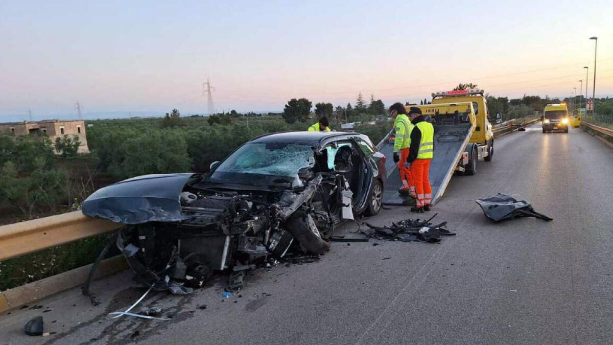 Frontale violento, un morto e due feriti - 