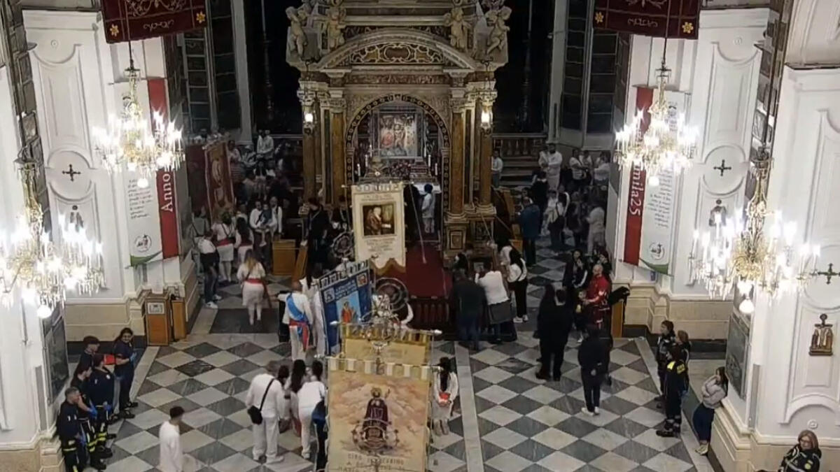 Muore il Papa, ma i fujenti della Madonna dell'Arco sparano i botti. Scoppia la polemica - 