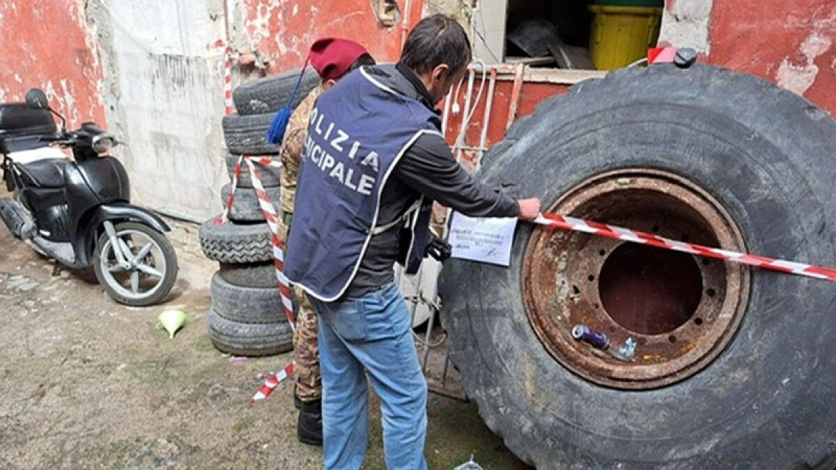 Bloccato furgone carico di rifiuti speciali nei Paesi Vesuviani - 