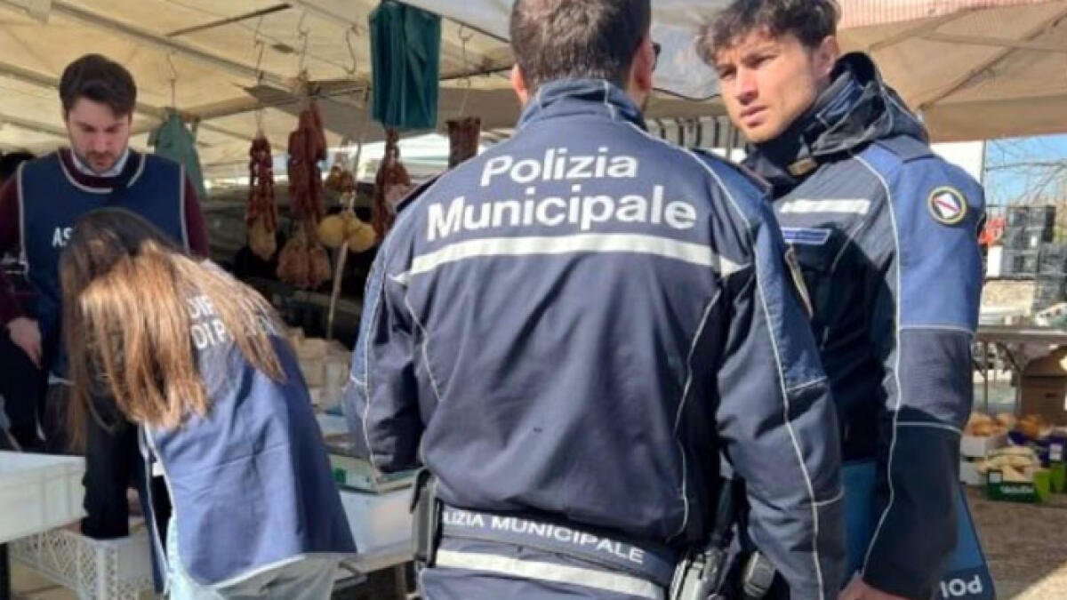 Due quintali tra latticini e salumi venduti in strada, scatta il sequestro a Pomigliano - 