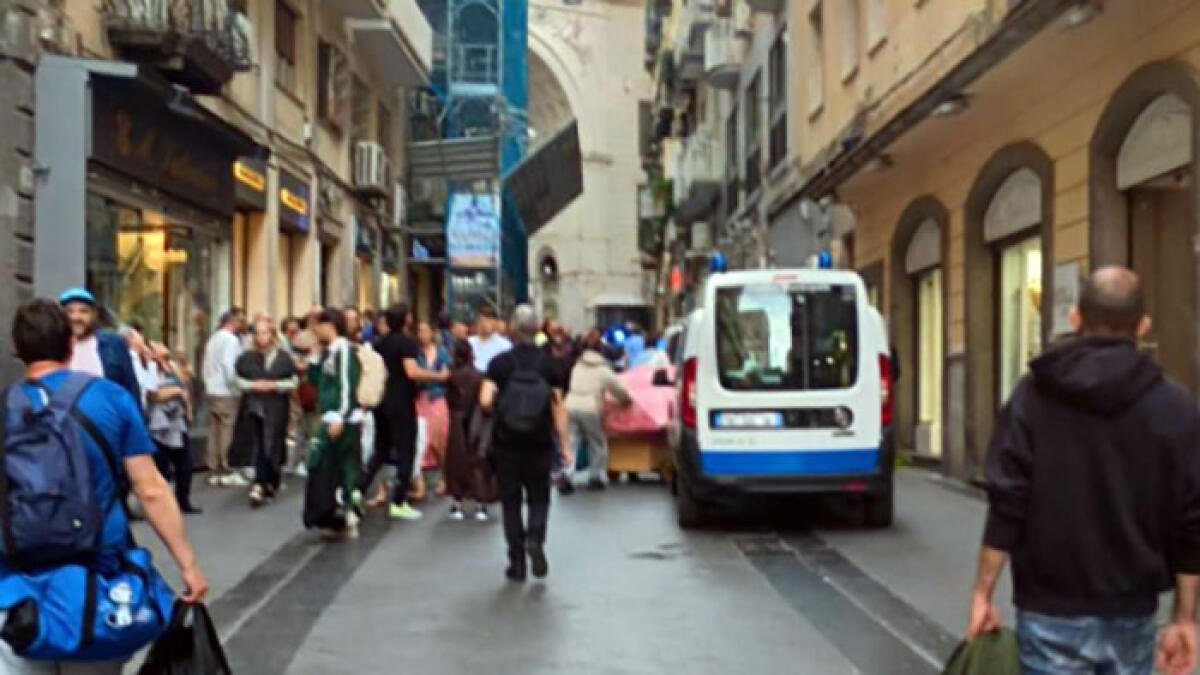 Cade vaso dall'ultimo piano, bimba salva per miracolo - 