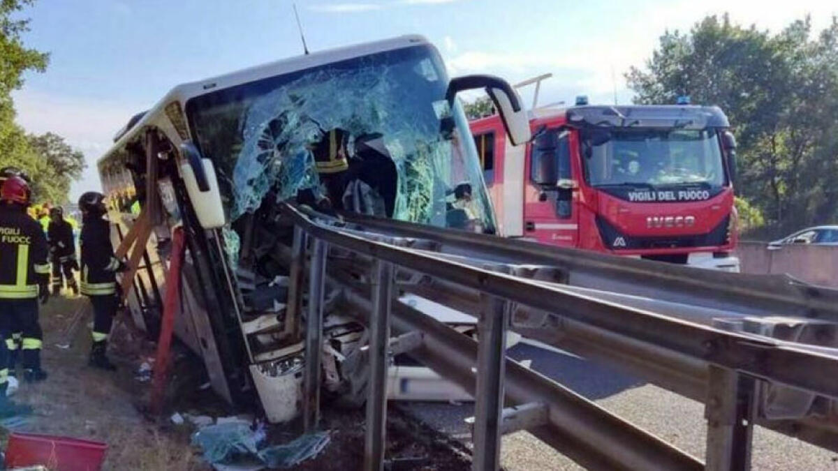Scontro tra tir e bus con 30 bimbi in gita sull'A1: c'è almeno un ferito gravissimo - 