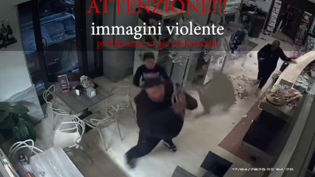 Il figlio gioca a pallone nel bar, lui massacra di botte il titolare del locale IL VIDEO - 