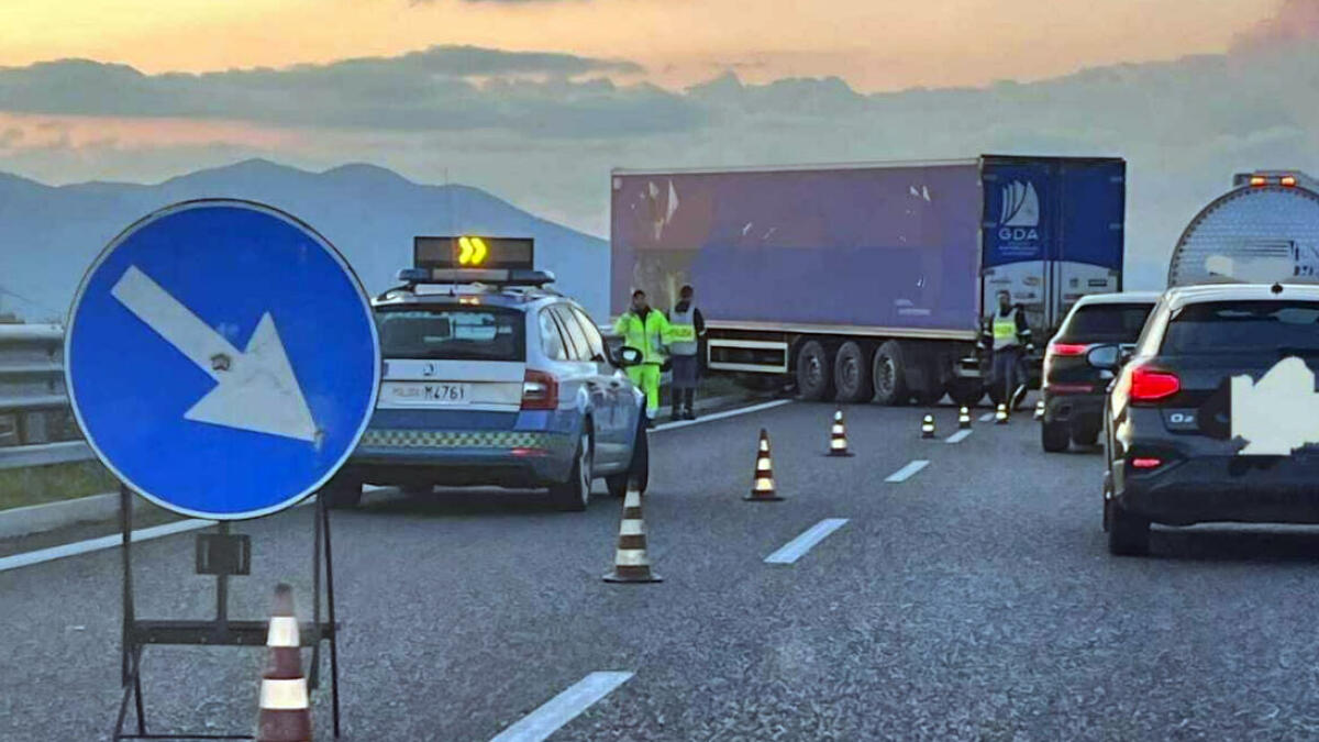Tir finisce di traverso in autostrada - 