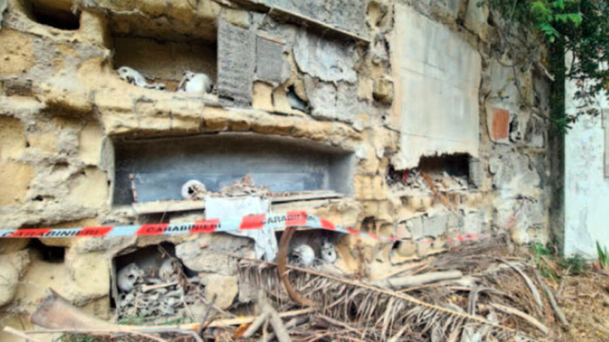 Resti esposti, sequestro al cimitero - 
