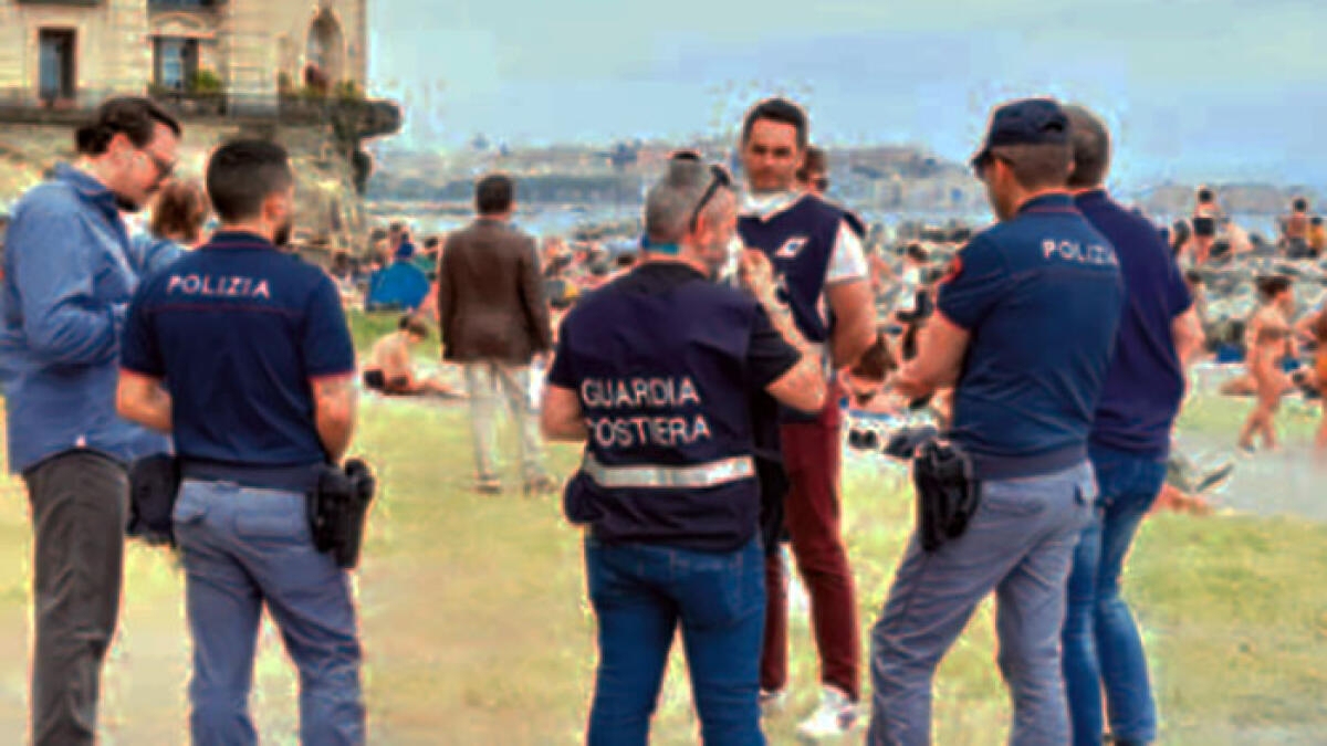 Furti sulle spiagge, gli autori ripresi in un video - 