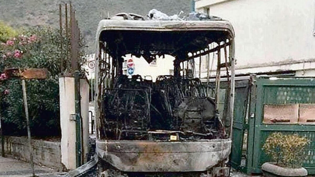 Minibus prende fuoco mentre è in marcia - 