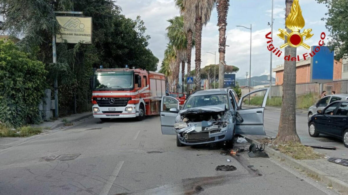 Auto si ribalta e va a sbattere contro il marciapiede - 