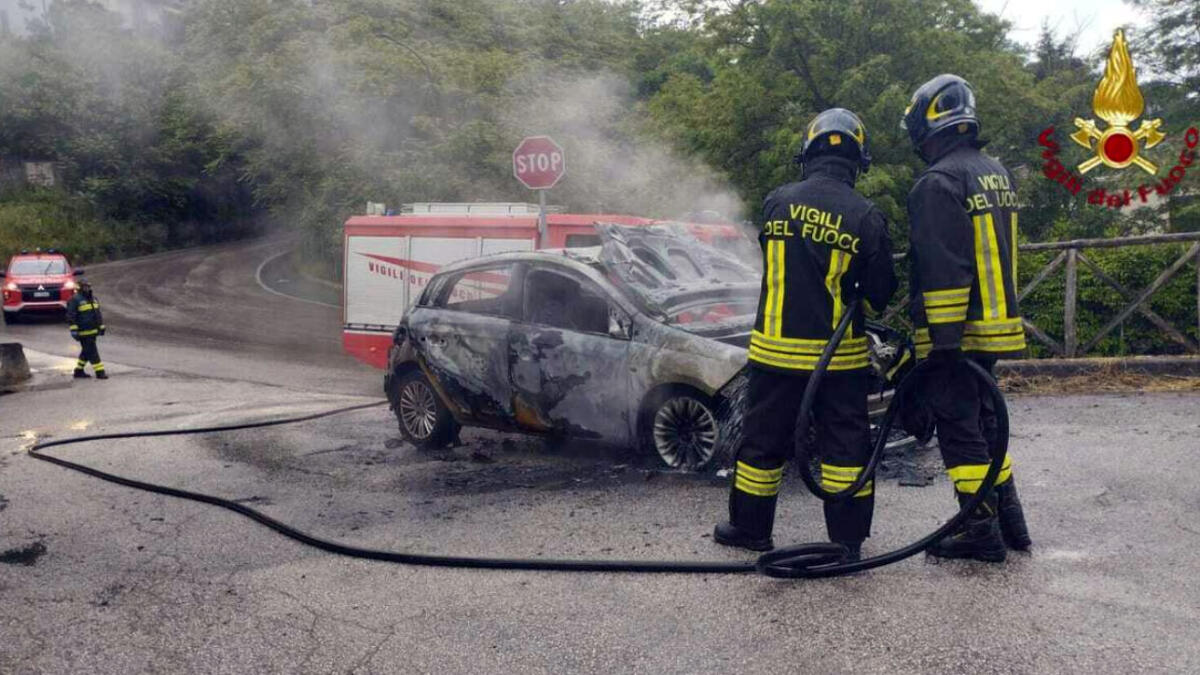 Prende fuoco auto con a bordo due donne e due bambini - 