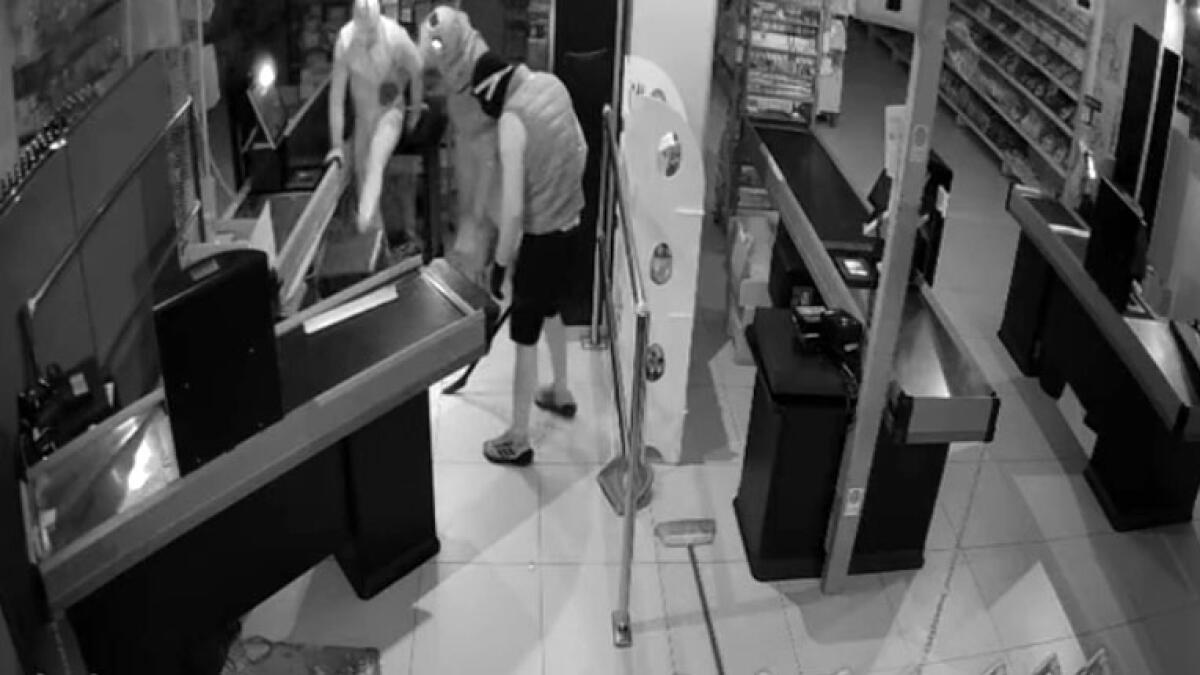 Furti in case e negozi, tre uomini e una donna catturati nei Paesi Vesuviani - 