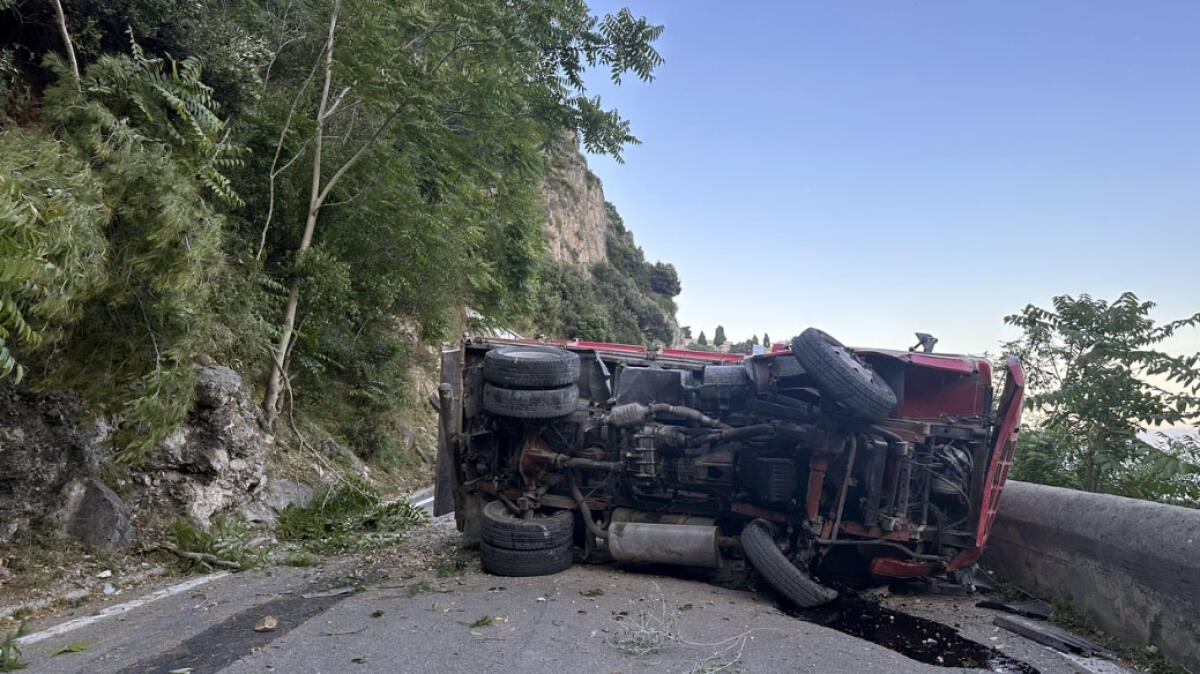 Camion precipita da un tornante - 