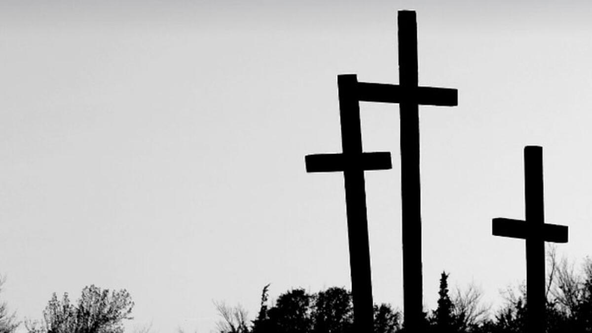 Croce al centro del campo, macabro ritrovamento - 