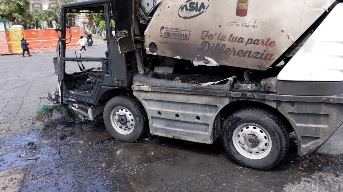 Prende fuoco mezzo della raccolta rifiuti - 