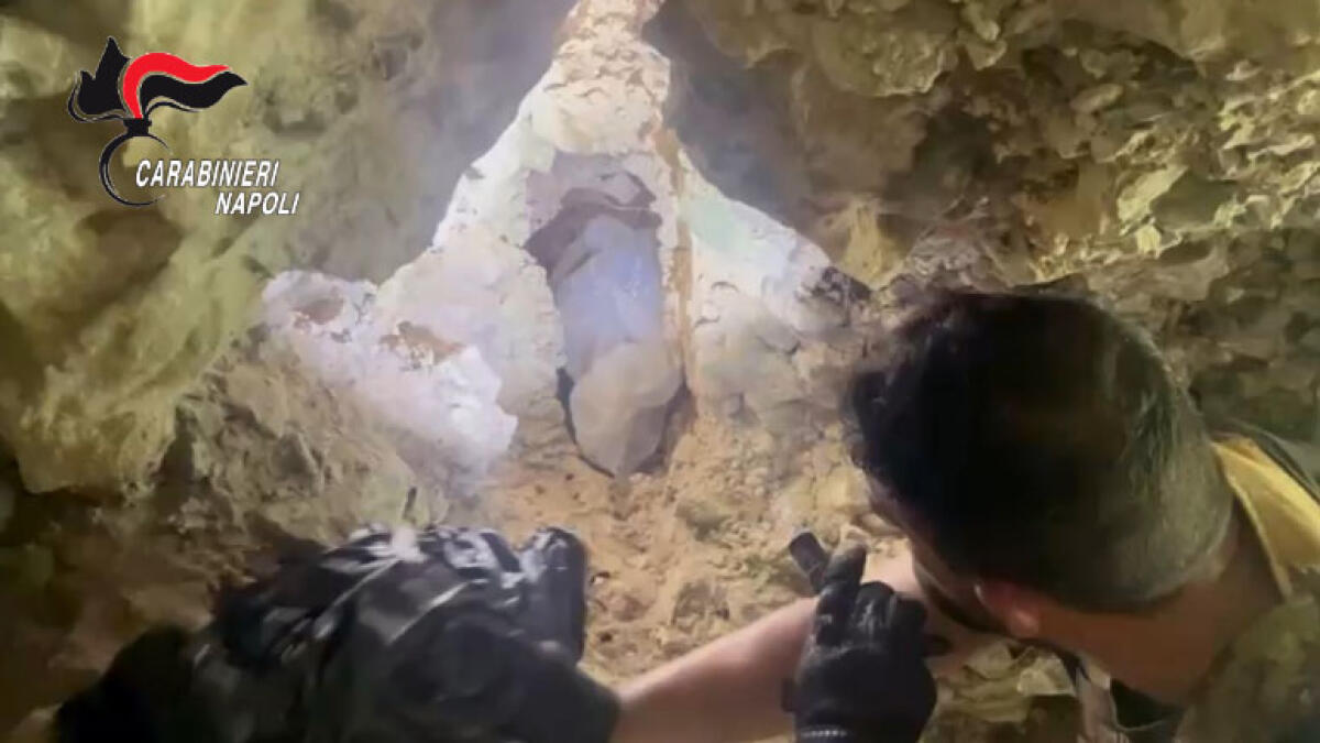 Chili di droga e armi nascoste nel costone roccioso - 