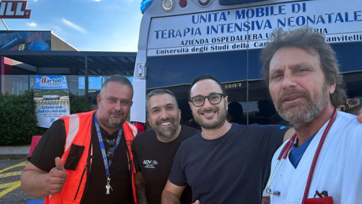 Missione per salvare due gemellini: infermiere e medico volano dalla Campania a Milano con l’Aeronautica - 