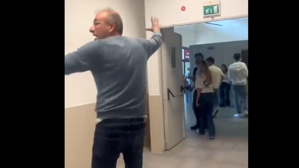 "Stia zitto", studente urla contro il prof universitario - 