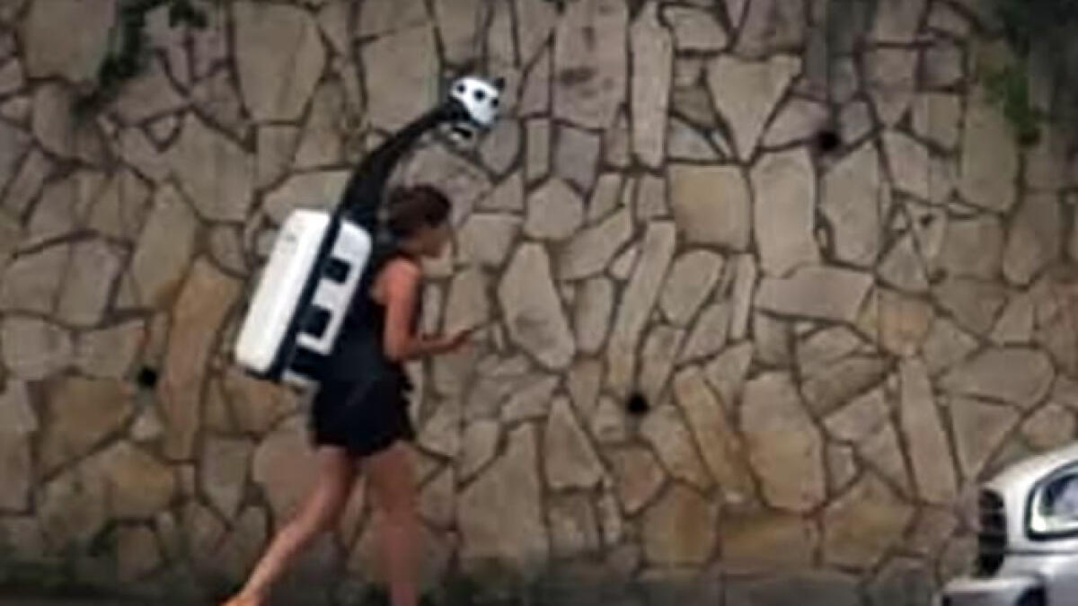 La camminatrice di Google Street View avvistata tra le strade di Napoli - 