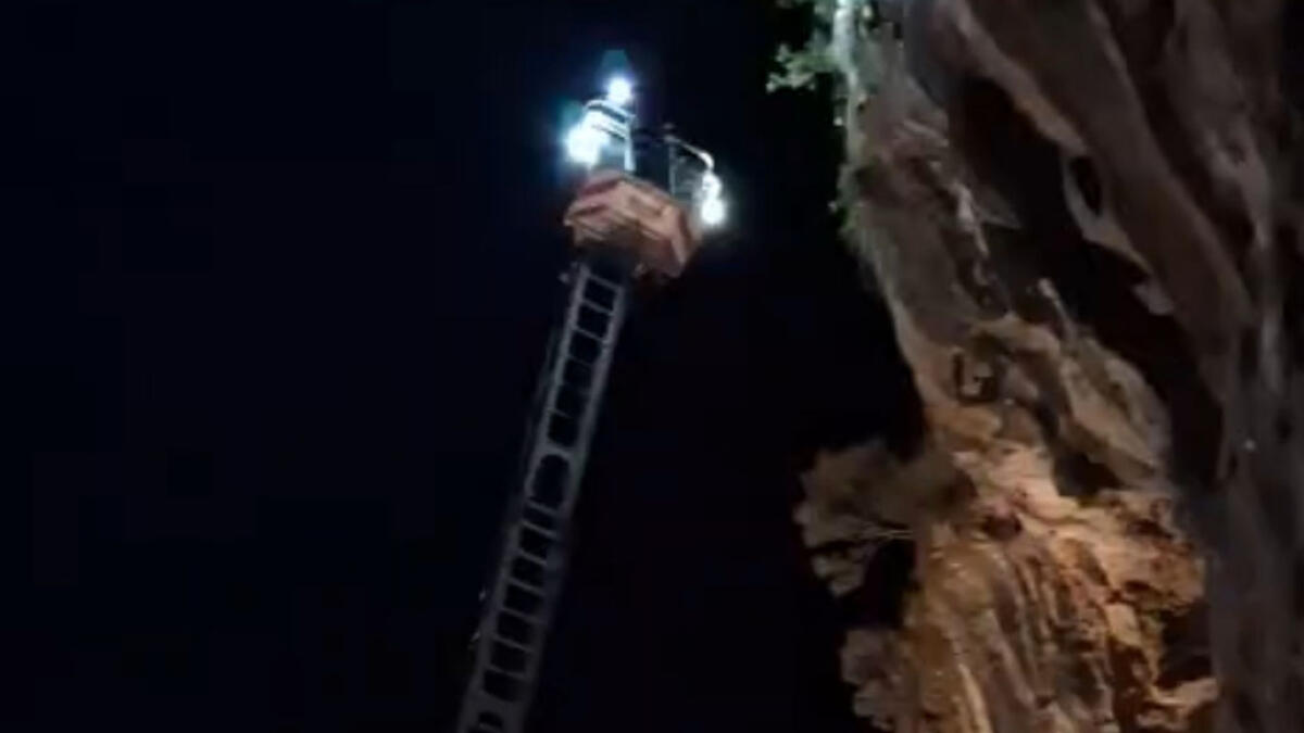 Cadono pietre dal costone, auto centrata in pieno - 