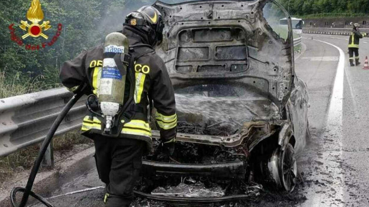 Altra auto in fiamme sull'A16, donna messa in salvo - 