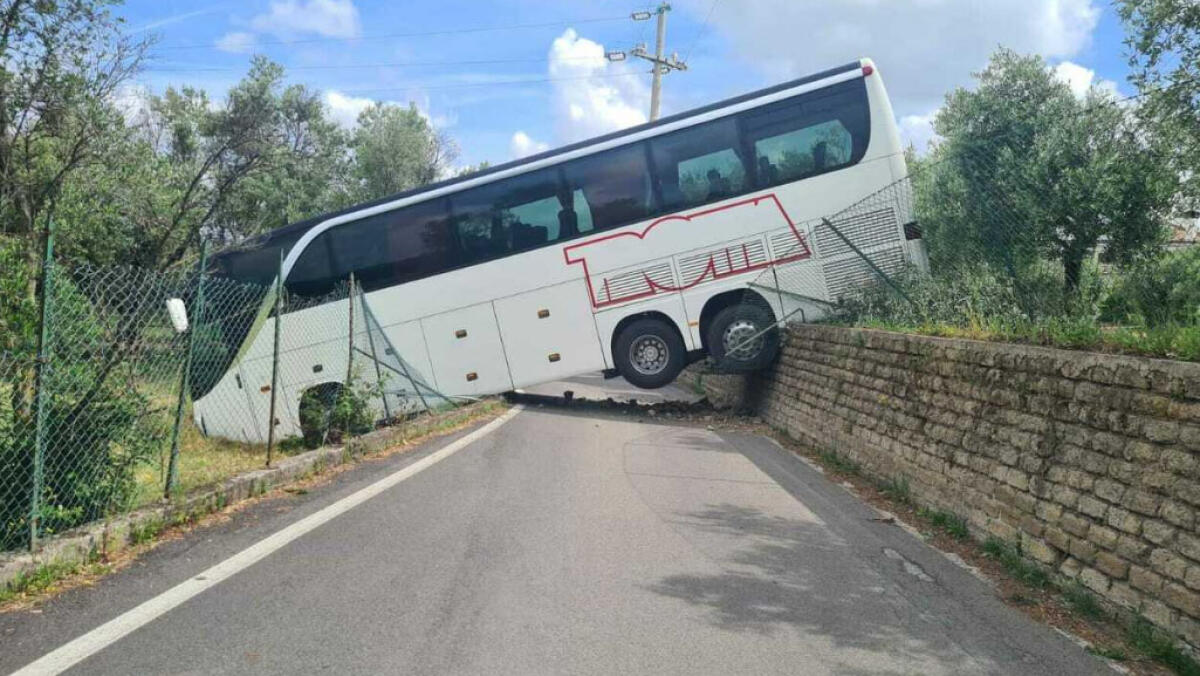 Bus con bambini in gita resta senza freni - 