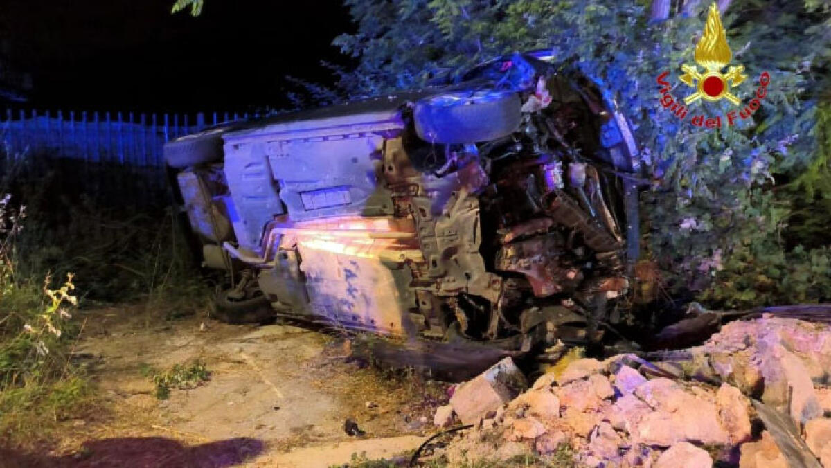 Auto si ribalta, feriti mamma e figlio di 9 anni - 