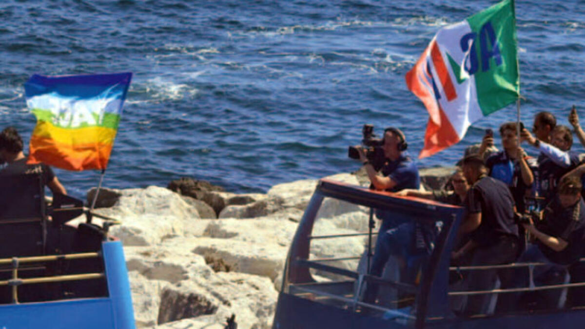 Bandiere della pace insieme a quelle del Napoli - 