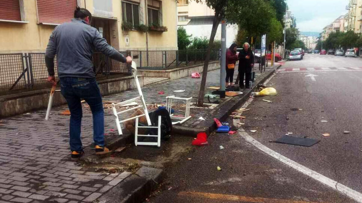 Perde la testa e lancia i mobili dal balcone - 