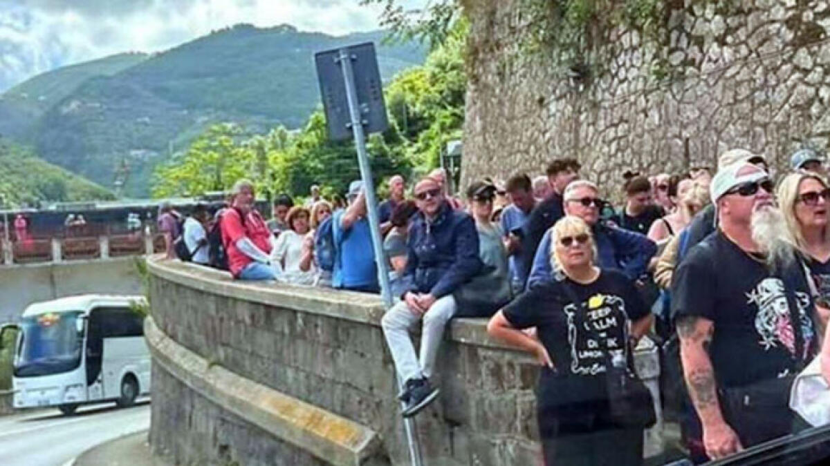 Guasto alla Circumvesuviana, turisti e utenti a piedi - 