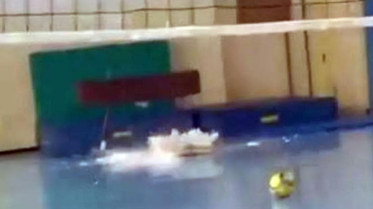 Crollano pezzi di soffitto in una scuola - 