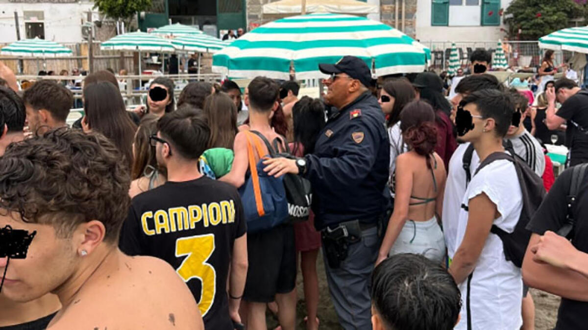 Maxi-rissa tra ragazze in spiaggia - 